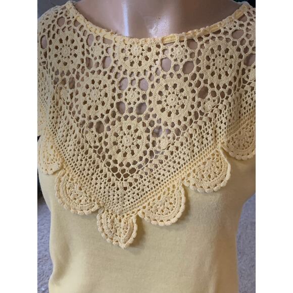 Light yellow crochet face flutter sleeve top size M - Picture 2 of 4